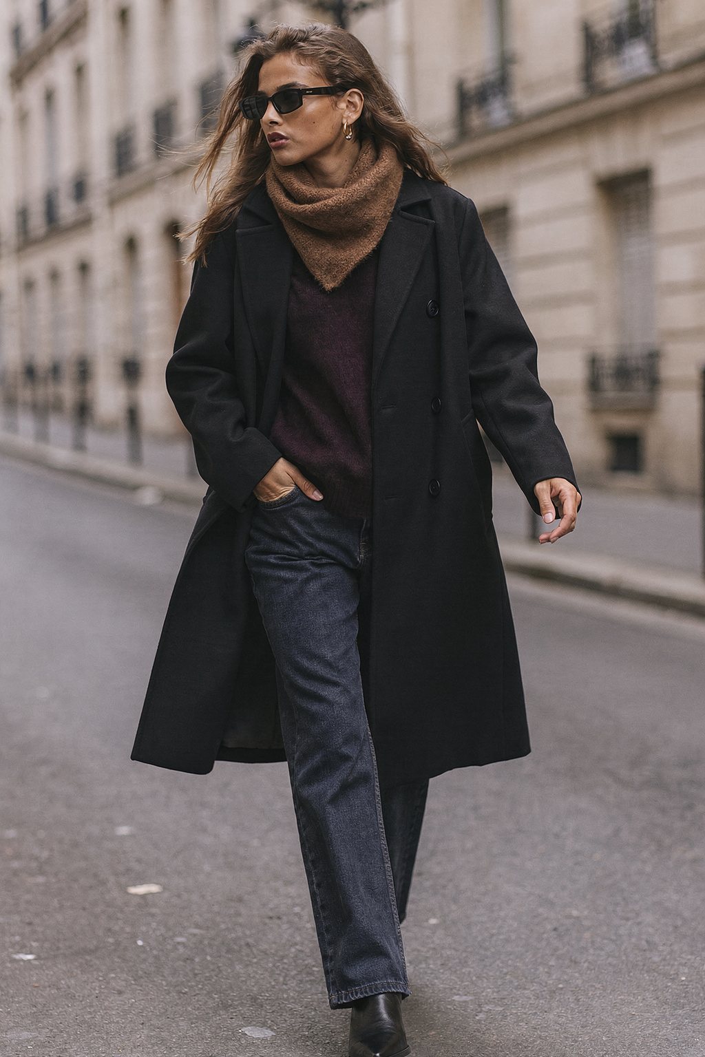AI-generated image: Campus look for autumn with a black coat and loose jeans