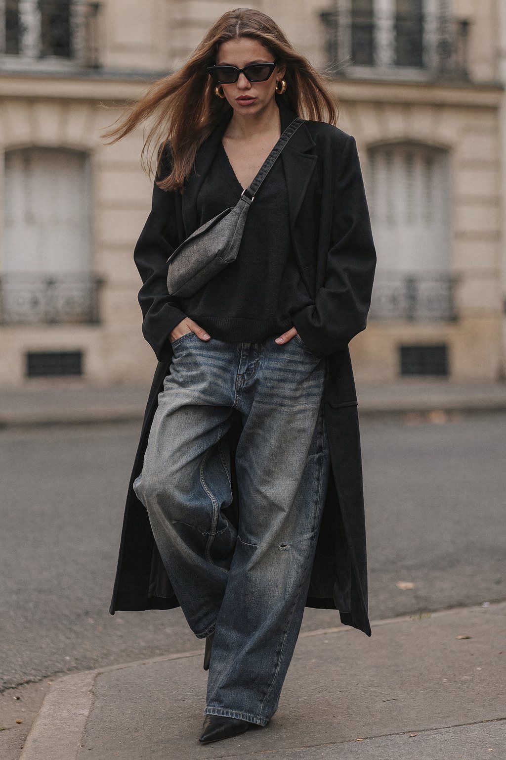 AI-generated outfit image: Campus look for autumn with a black coat and loose jeans