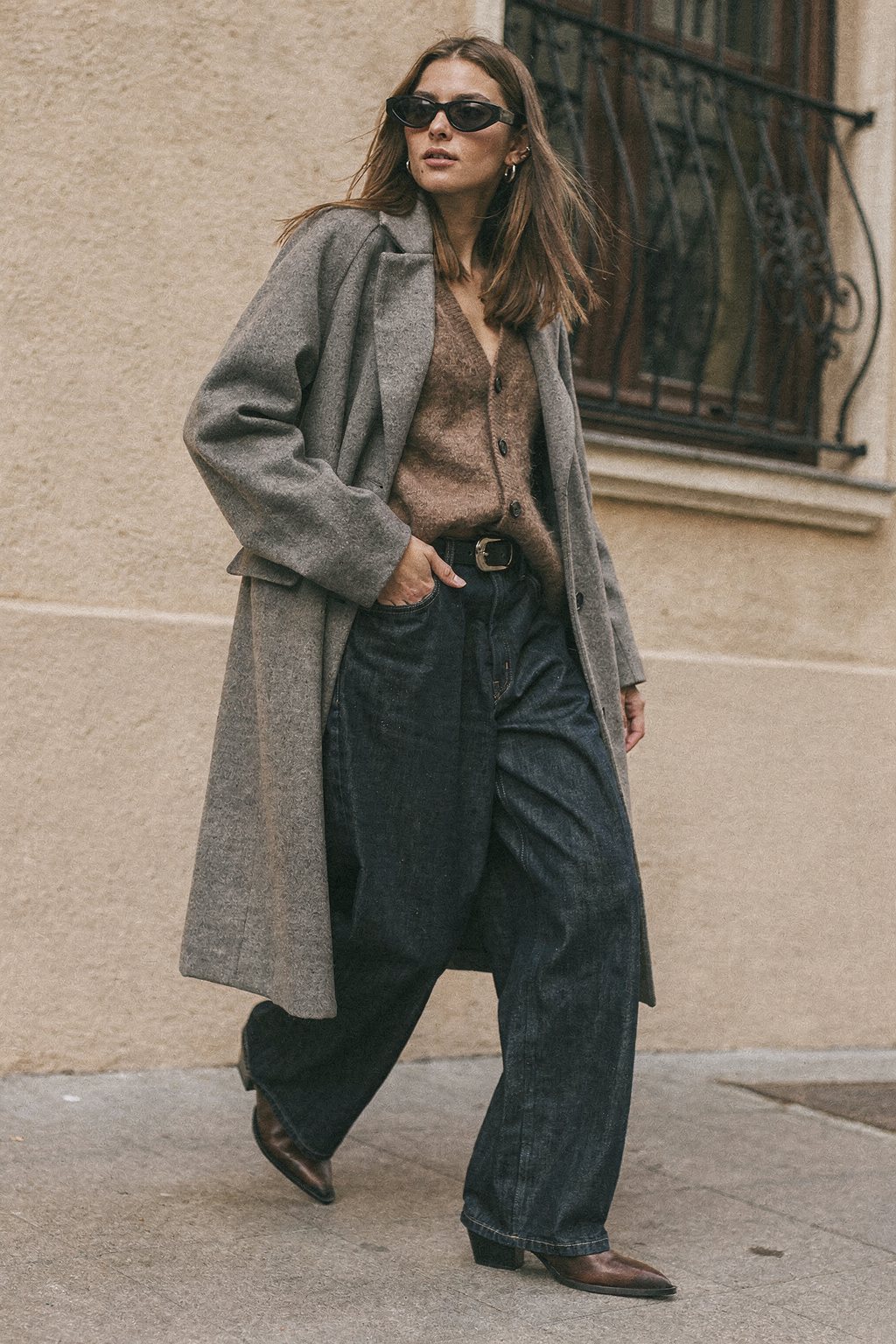 AI-generated image: Weekend look for autumn with a grey coat and loose jeans